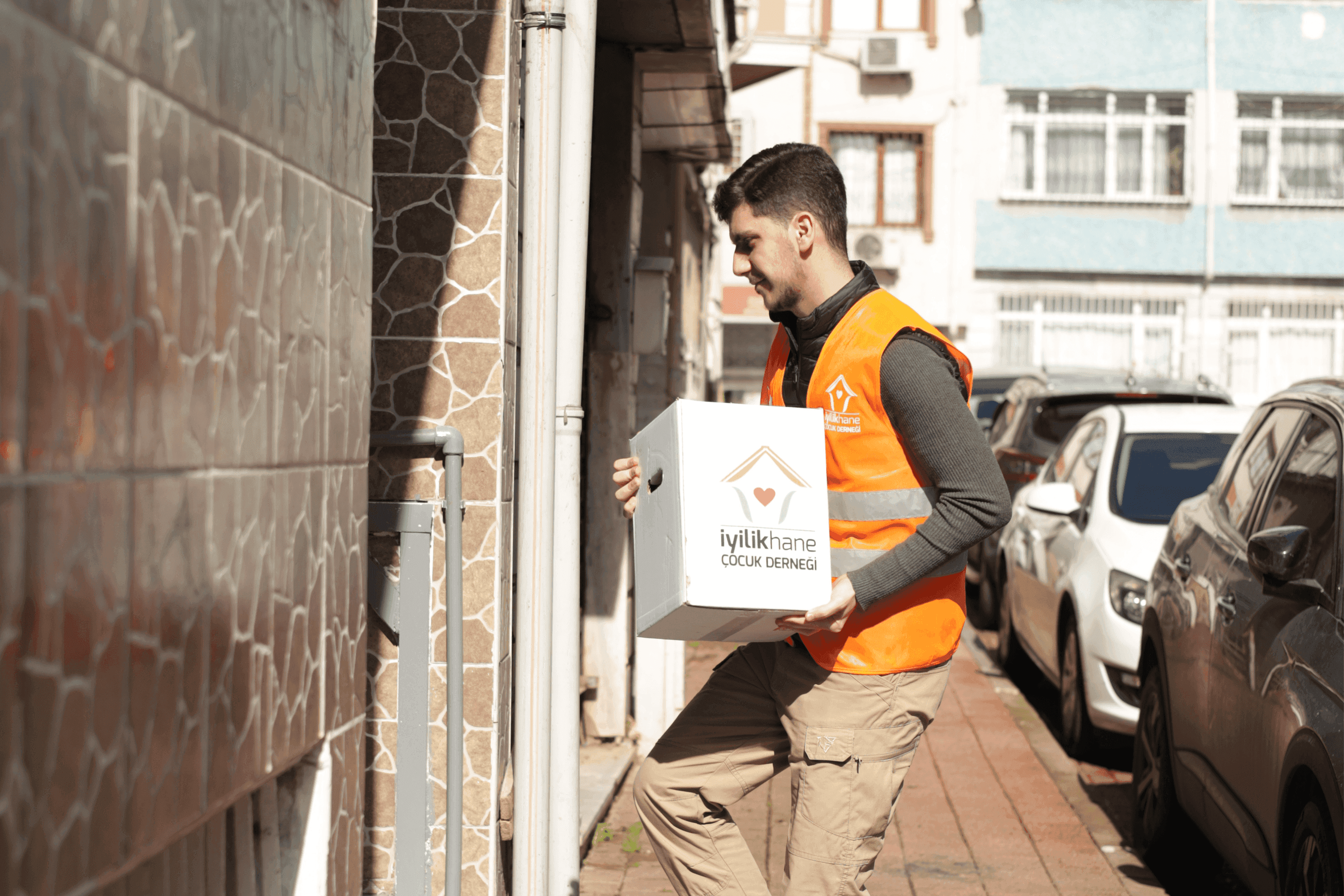 Ramazan’da Bağış: Erzak Kolisi mi, Nakit Destek mi?